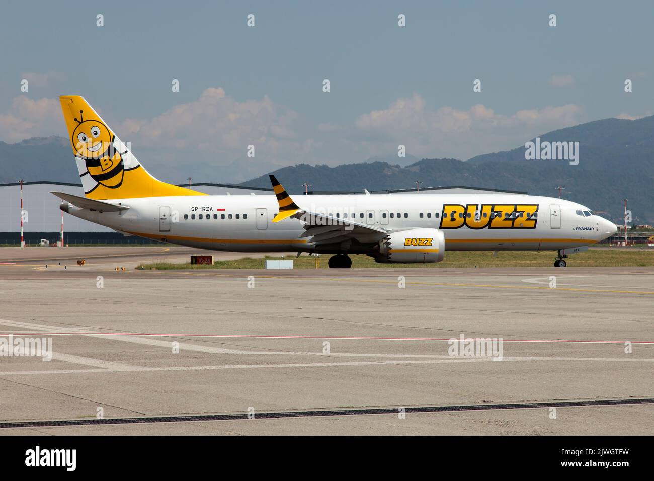 Un Boeing 737-8-200 MAX Buzz quitte la piste de l'aéroport Orio al Serio de Milan Bergame. Buzz est une compagnie aérienne polonaise dont le siège est à Varsovie. Anciennement appelé Ryanair Sun, il est une filiale de la compagnie aérienne irlandaise Ryanair Holdings et une compagnie sœur de Ryanair, Ryanair UK, Malta Air et Lauda. Banque D'Images