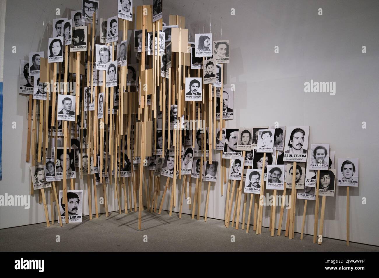 (Note de l'éditeur: Usage éditorial seulement) une installation et plusieurs affiches de 'Mothers in paris' vues pendant l'exposition 'Giro grafico. Como en el muro la hiedra', au musée Reina Sofia. Cette exposition a été réalisée par le réseau des Conceptualismes du Sud, fait une tournée d'initiatives graphiques de 1960s à nos jours sur les contextes d'urgence politiquement oppressifs en Amérique latine. Tour graphique. Comme sur le mur, l'ivy est le résultat d'un long processus de recherche collective réalisé par le Rouge de Conceptualismos del sur en collaboration avec le Musée Reina Sofía. L'exhi Banque D'Images