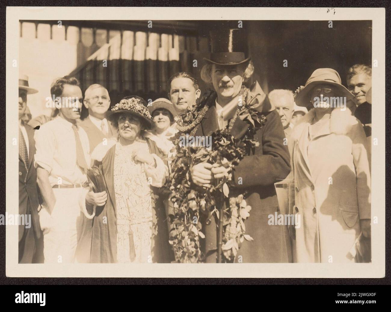 Ignacy Jan (1860-1941) et Helena (1856-1934) Paderewski à une gare (à Paso Robles ?). Inconnu, photographe Banque D'Images