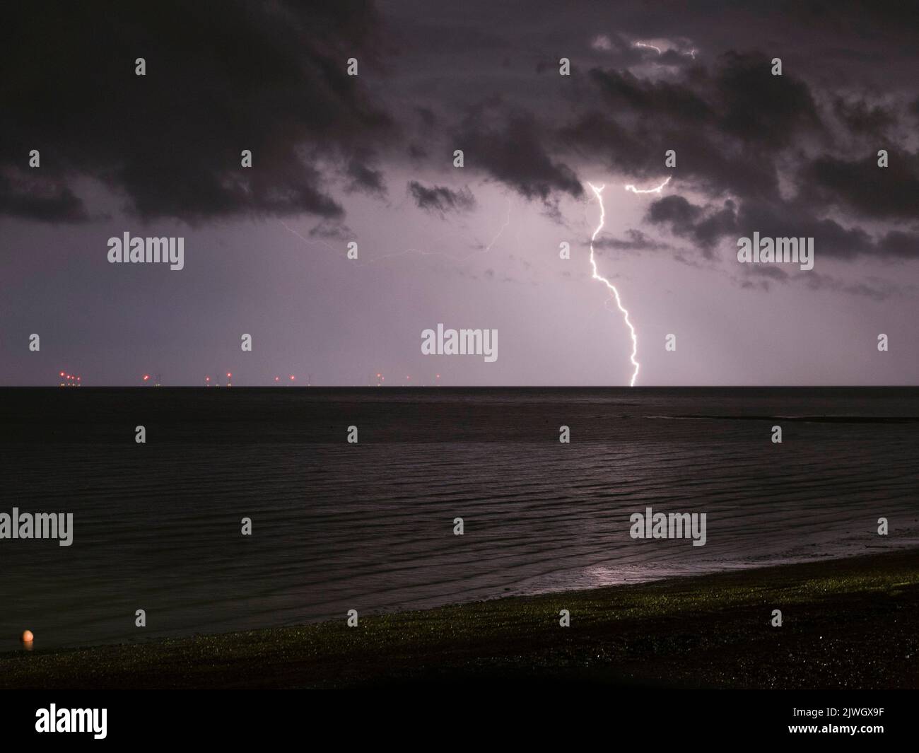 Minster on Sea, Kent, Royaume-Uni. 06th septembre 2022. Météo au Royaume-Uni: Foudre vue pendant un orage de Minster sur la mer, Kent. Crédit : James Bell/Alay Live News Banque D'Images
