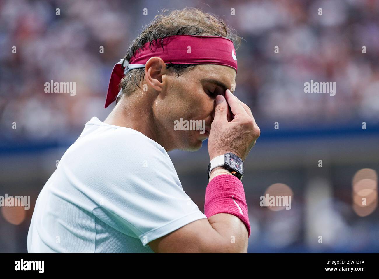 New York, États-Unis. 5th septembre 2022. Rafael Nadal d'Espagne réagit lors du match des hommes de 16 contre Frances Tiafoe des États-Unis aux championnats de tennis de l'US Open 2022 à New York, aux États-Unis, le 5 septembre 2022. Credit: Liu Jie/Xinhua/Alay Live News Banque D'Images