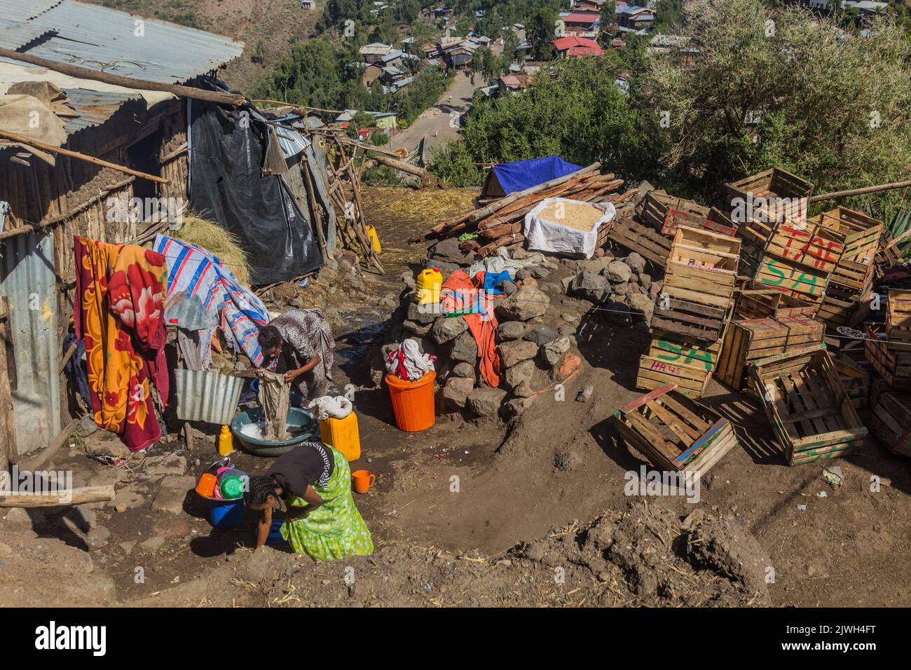 LALIBELA, ETHIOPIE - 29 MARS 2019 : des femmes locales font de la lessive dans le village de Lalibela, Ethiopie Banque D'Images