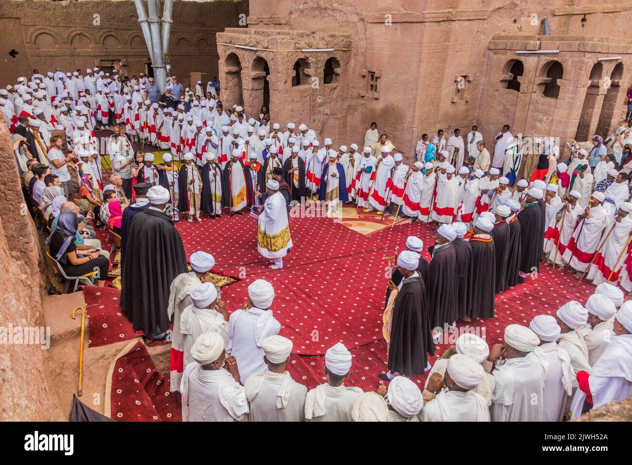 LALIBELA, ETHIOPIE - 29 MARS 2019 : prêtres chrétiens devant Bet Maryam, église coupée en pierre à Lalibela, Ethiopie Banque D'Images