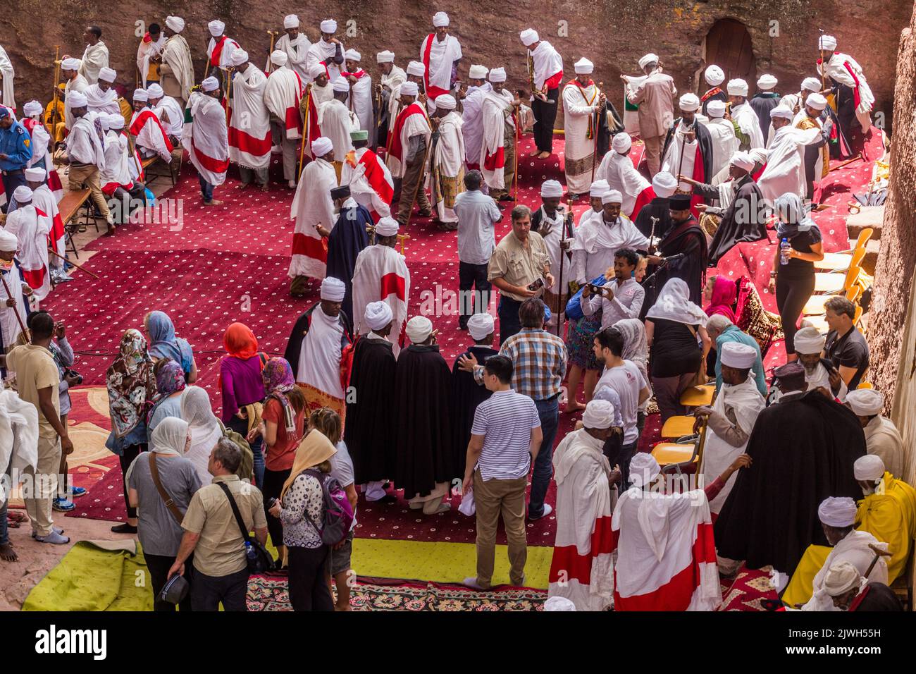 LALIBELA, ETHIOPIE - 29 MARS 2019 : prêtres chrétiens, dévotés et touristes devant Bet Maryam, église de Lalibela, Ethiopie Banque D'Images