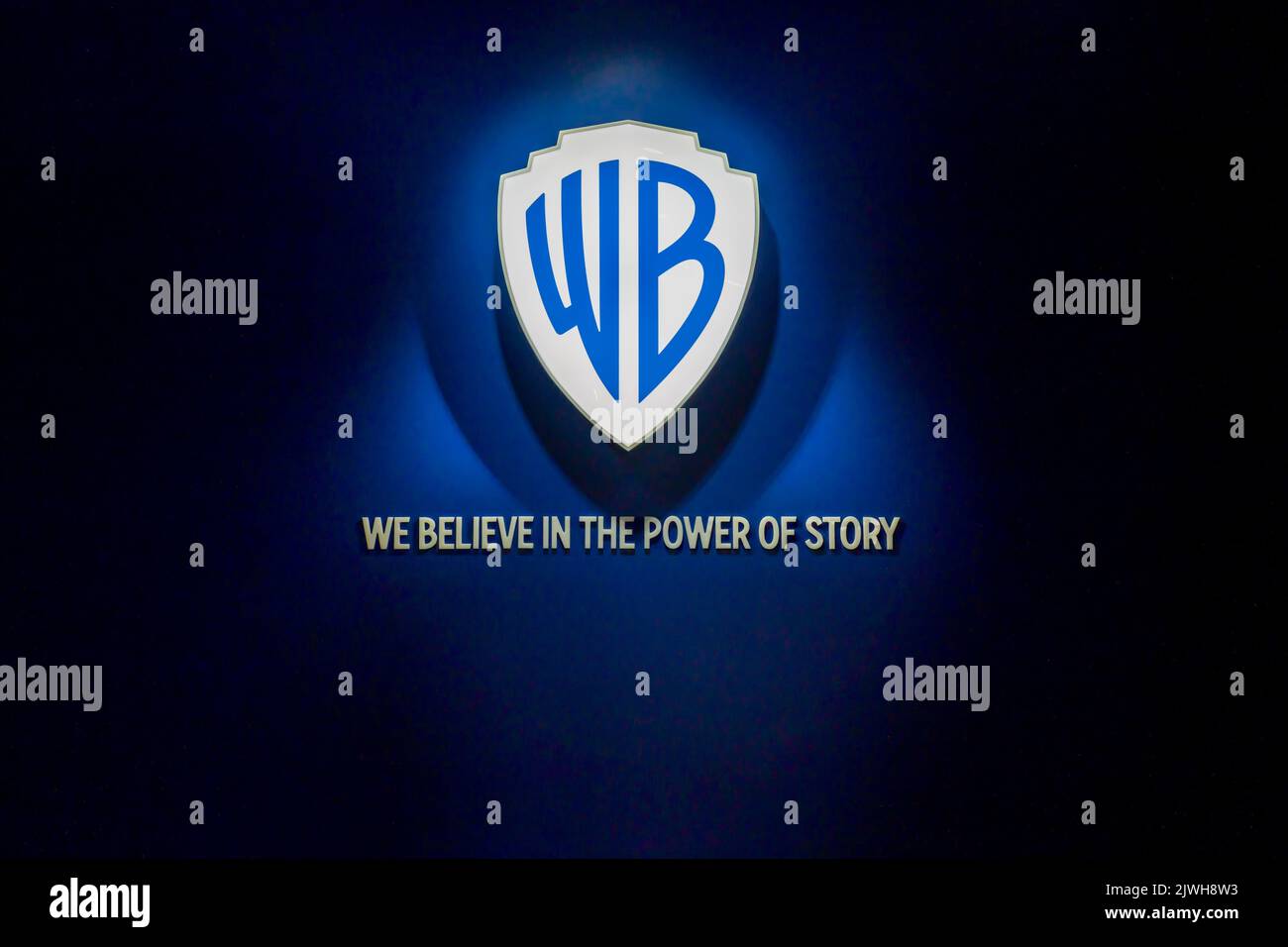 Burbank, CA, Etats-Unis - 6 juillet 2022: Logo Warner Bros. Studio sur le mur. Burbank, Californie, États-Unis. Banque D'Images