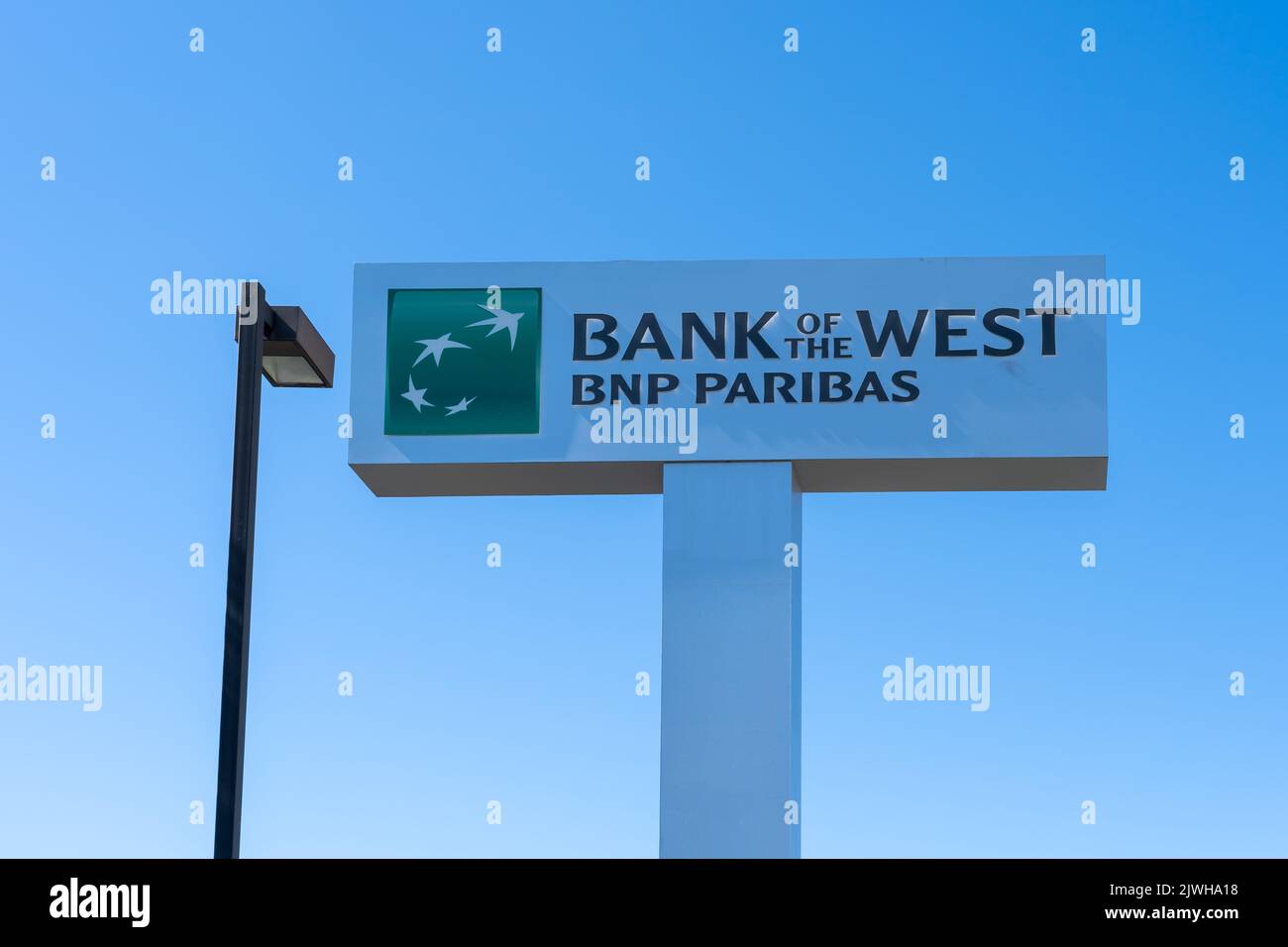 Pasadena, CA, USA - 7 juillet 2022 : un panneau de pôle de la Banque de l'Ouest avec le ciel bleu en arrière-plan à Pasadena, CA, USA. Banque D'Images