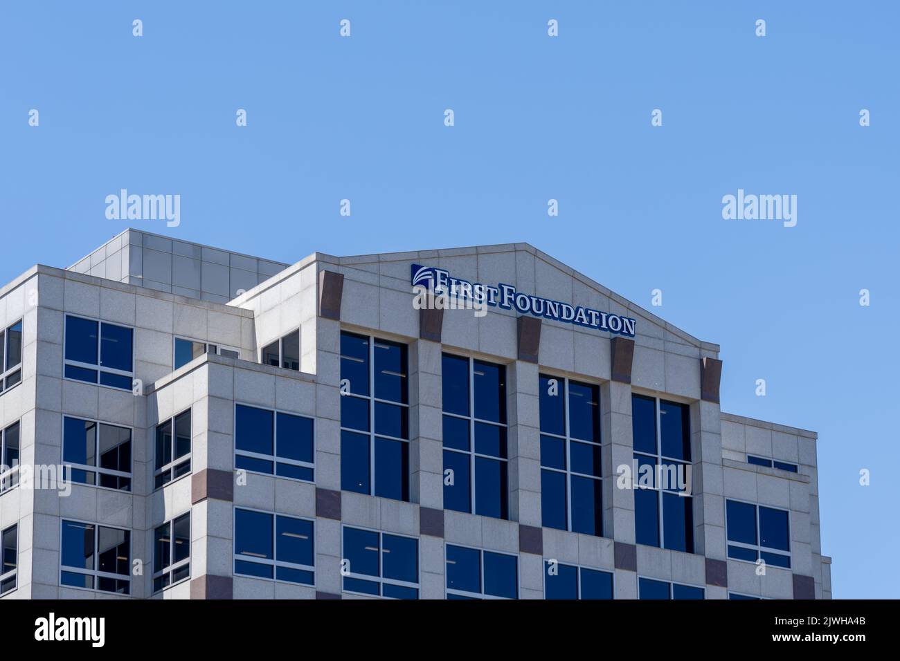 Pasadena, Californie, États-Unis - 7 juillet 2022 : First Foundation Bank immeuble de bureaux à Pasadena, Californie, États-Unis. Banque D'Images
