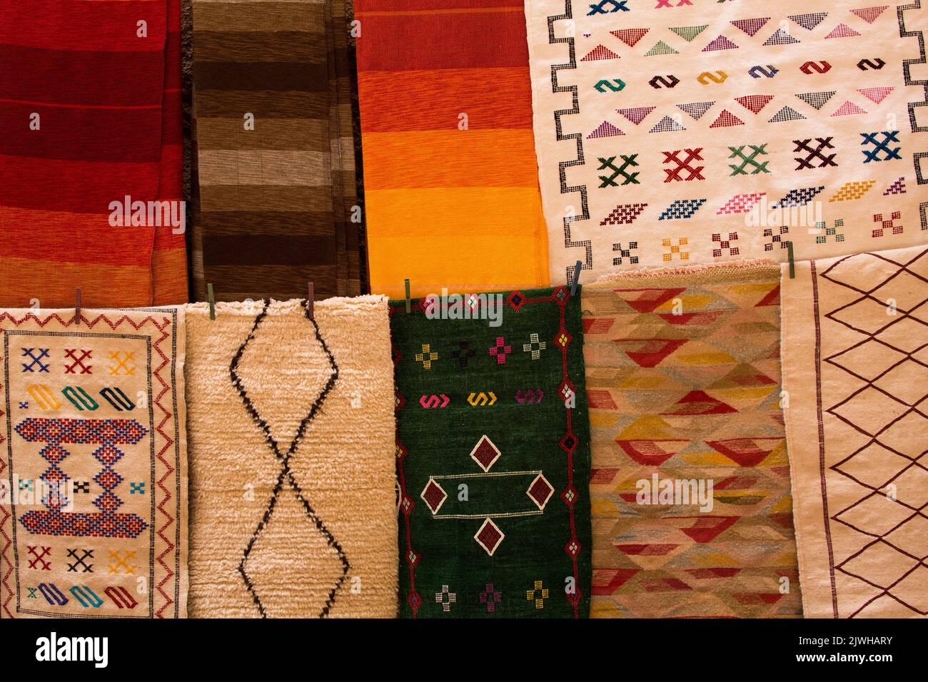 Tapis en laine colorés faits à la main à vendre dans la région des gorges de Todra au Maroc Banque D'Images