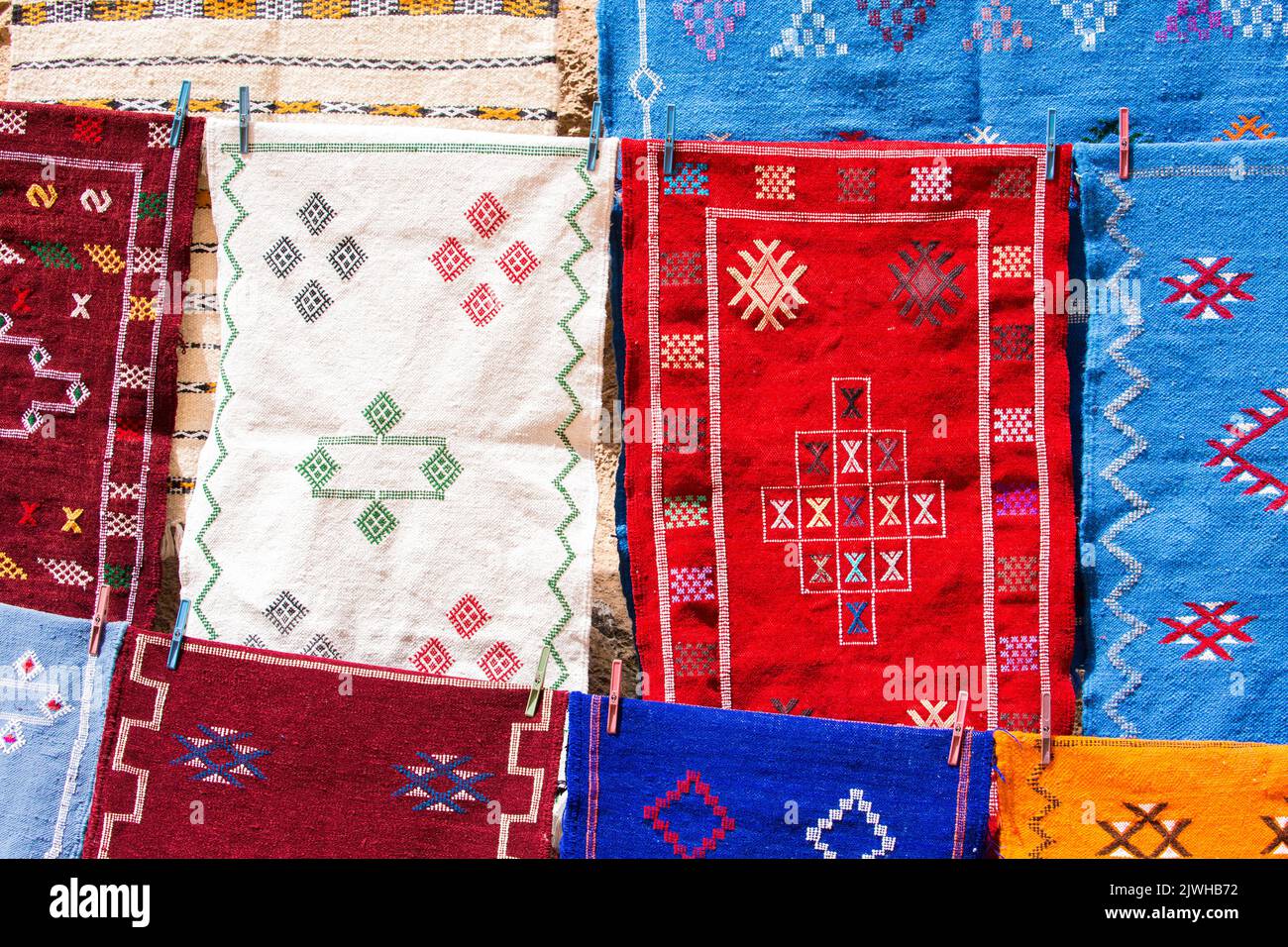 Tapis en laine colorés faits à la main à vendre dans la région des gorges de Todra au Maroc Banque D'Images