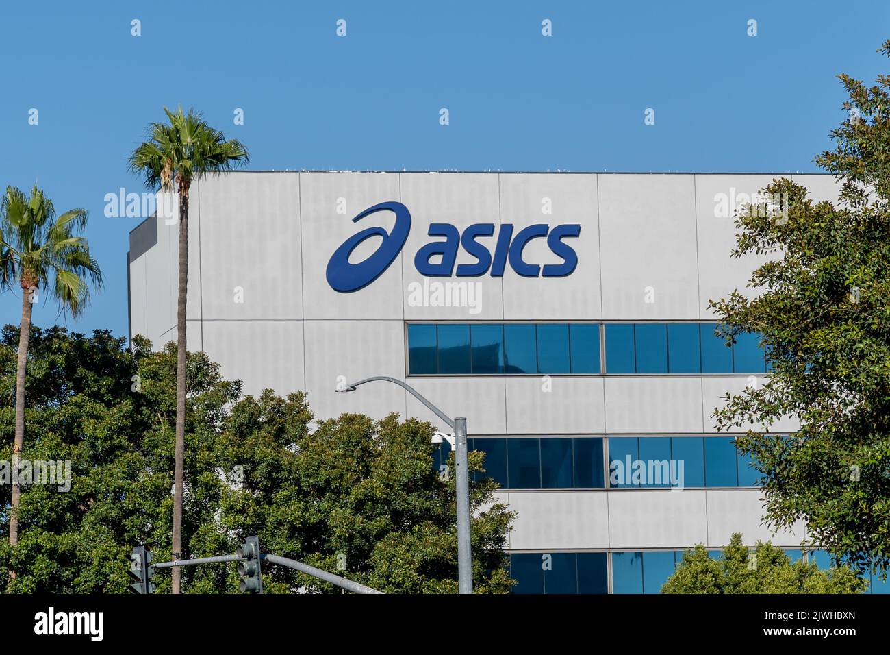 Irvine, CA, USA - 9 juillet 2022 : L'immeuble de bureaux ASICS America Corporation est montré à Irvine, CA, USA Banque D'Images