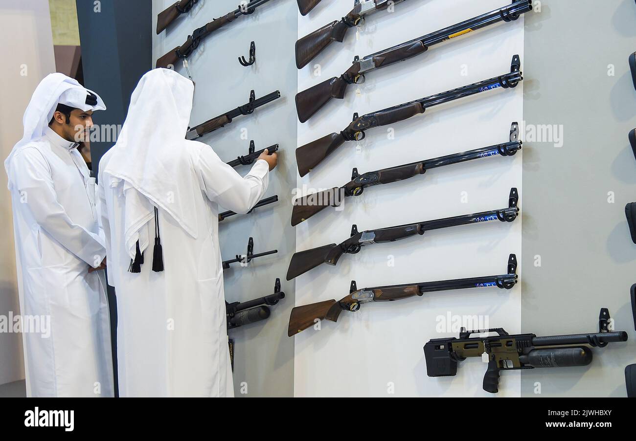 Doha, Qatar. 5th septembre 2022. Les visiteurs apprennent à connaître les fusils de chasse dans la section armes à feu à la sixième édition de l'exposition internationale de chasse et de faucons de Katara 2022 au village culturel de Katara à Doha, Qatar, le 5 septembre 2022. L'exposition chasse et Falcons se tient ici du 5 au 10 septembre, avec la participation de plus de 180 entreprises de 20 pays. Credit: Nikku/Xinhua/Alay Live News Banque D'Images