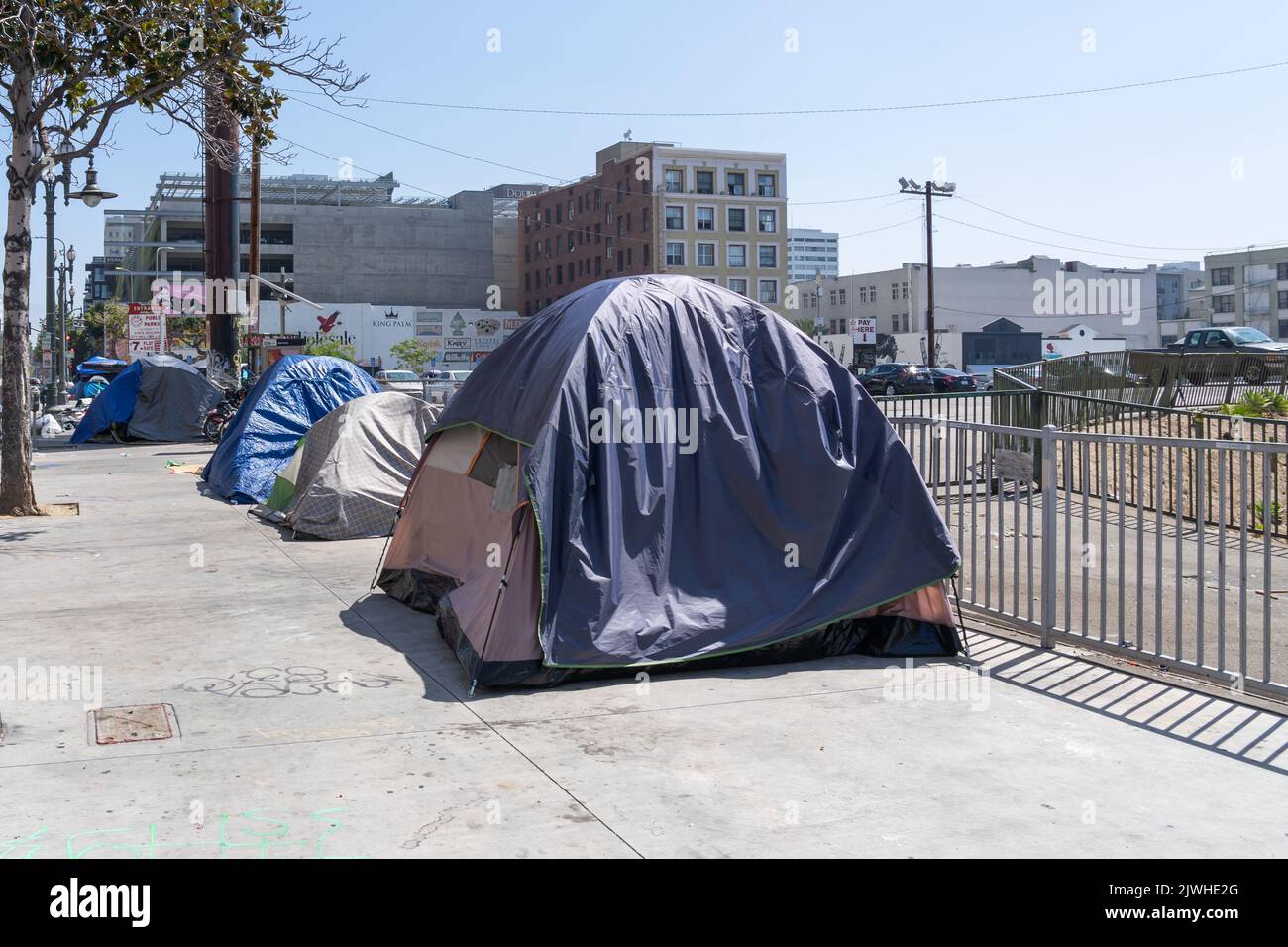 Los Angeles, Californie, États-Unis - 11 juillet 2022 : tentes pour sans-abri le long de la route dans le centre-ville de Los Angeles, Californie, États-Unis. Banque D'Images