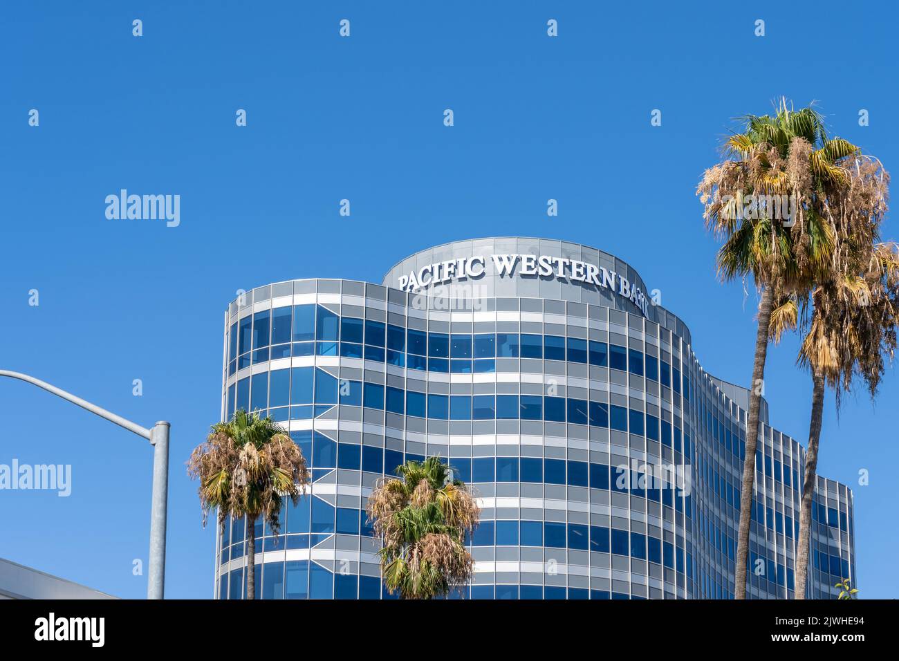 Beverly Hills, CA, États-Unis - 11 juillet 2022 : siège social de la Pacific Western Bank à Beverly Hills, CA, États-Unis. Banque D'Images