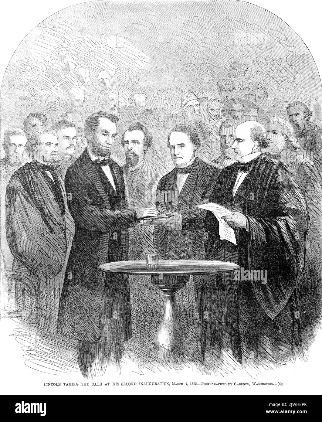 Lincoln prêtant serment à sa deuxième inauguration, 4 mars 1865. Lincoln avec la main sur la Bible, le juge en chef Salmon P. Chase administrant le serment d'office. Banque D'Images