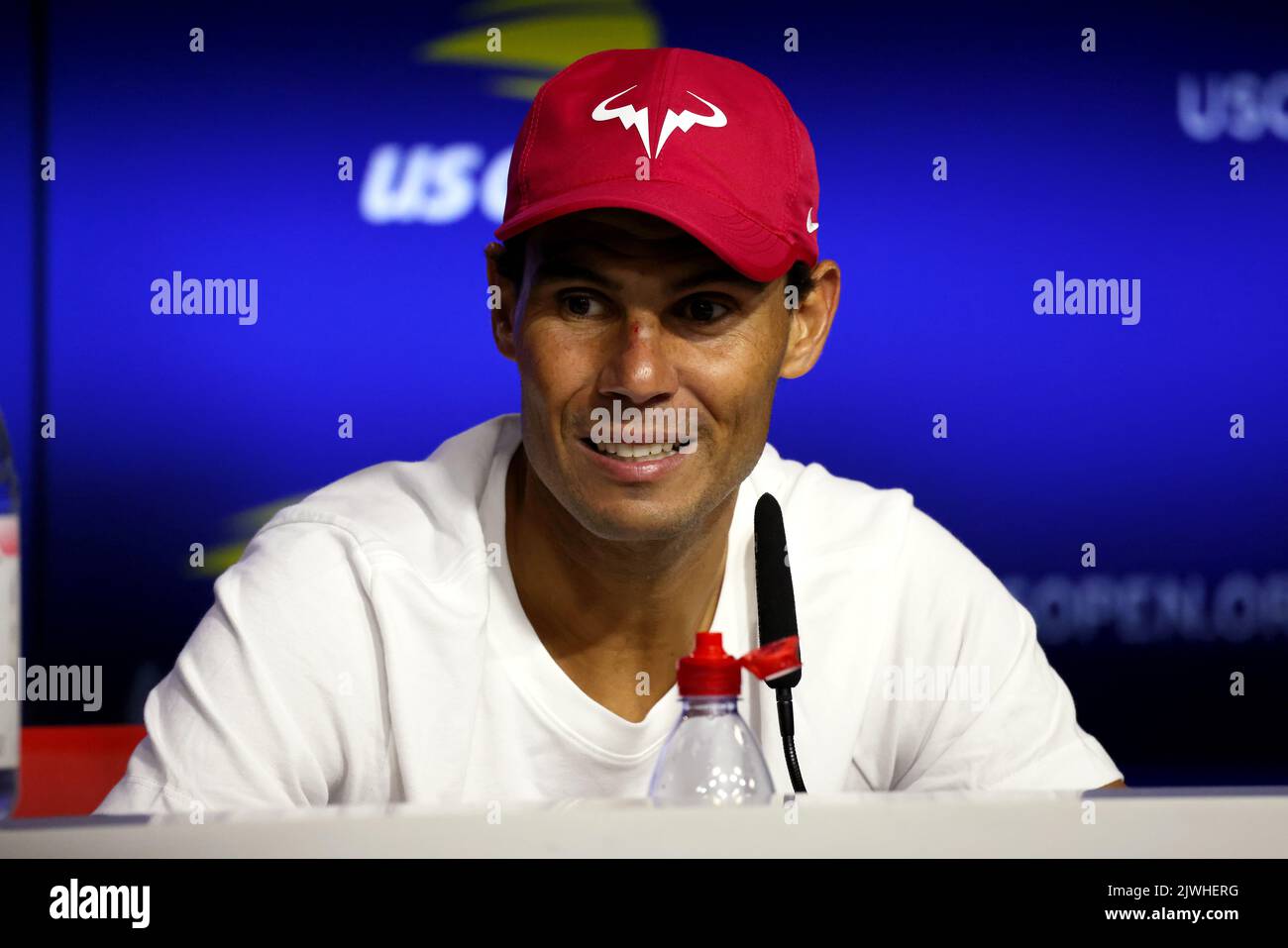 NEW YORK, NY - SEPTEMBRE 5 : un pensif Rafael Nadal parle avec des reporters à la suite de sa quatrième défaite aux Américains Frances Tiafoe lors de l'US Open au Centre national de tennis de l'USTA Billie Jean King sur 5 septembre 2022 à New York. ( Credit: Adam Stoltman / Alamy Live News Banque D'Images