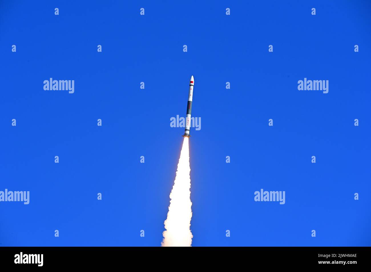 Jiuquan. 6th septembre 2022. Une fusée porteuse Kuaizhou-1A transportant les satellites d'essai CentiSpace-1-S3/S4 a été propulsée au départ du centre de lancement de satellite de Jiuquan, dans le nord-ouest de la Chine, le 6 septembre 2022. Les deux nouveaux satellites d'essai ont été lancés à 10 h 24, heure de Pékin (0224 GMT) et sont entrés dans l'orbite prévue avec succès. Crédit: Wang Jiangbo/Xinhua/Alay Live News Banque D'Images