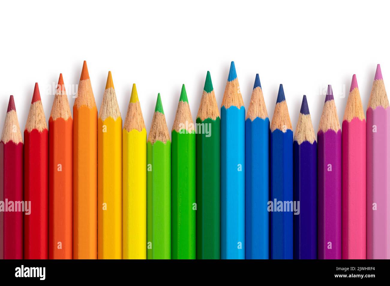 Crayons de couleur zigzag isolés sur l'arrière-plan. Gros plan. Banque D'Images