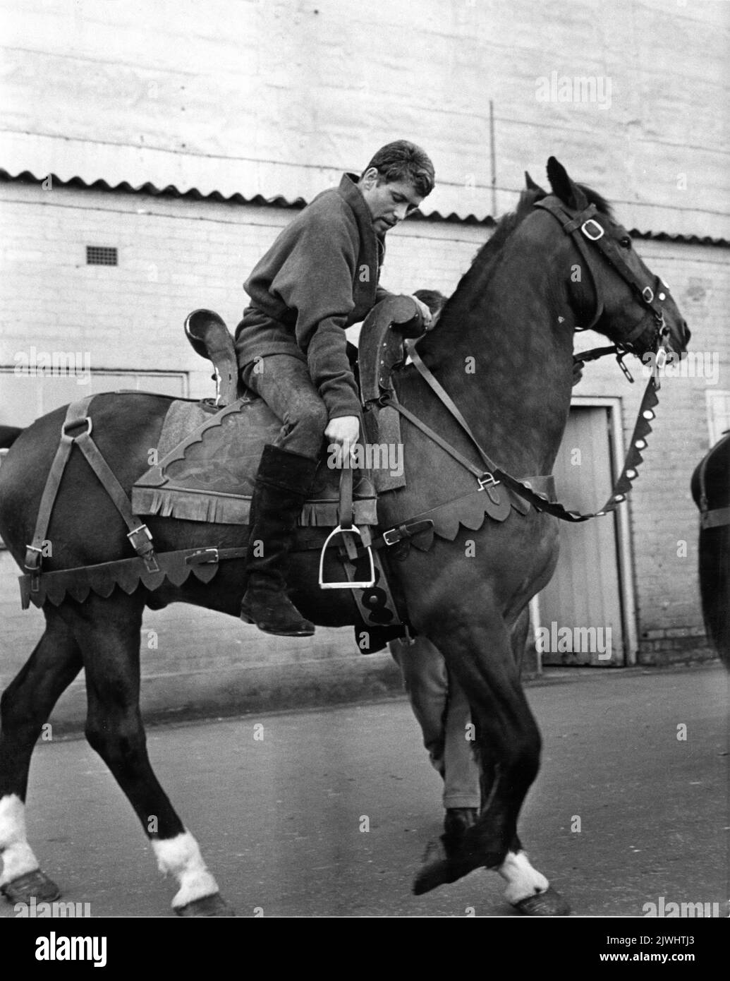 PETER O'TOOLE sur le terrain Candid en costume comme le roi Henry II à cheval pendant le tournage du RÉALISATEUR DE BECKET 1964 PETER GLENVILLE jouer Jean Anouilh et Lucienne Hill scénario Edward Anhalt costume design Margaret Furse producteur Hal B. Wallis Wallis-Hazen Un Paramount film Service & Keep films Co-production / Paramount Pictures Banque D'Images