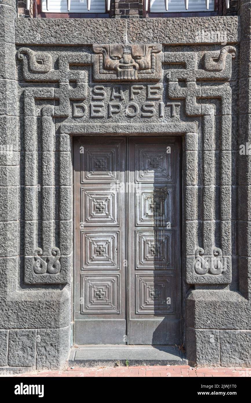 Texel, pays-Bas. Août 2022. La porte des coffres de l'ancien Nederlandsche Handelsmaatschappij à la Vijzelstraat à Amste Banque D'Images