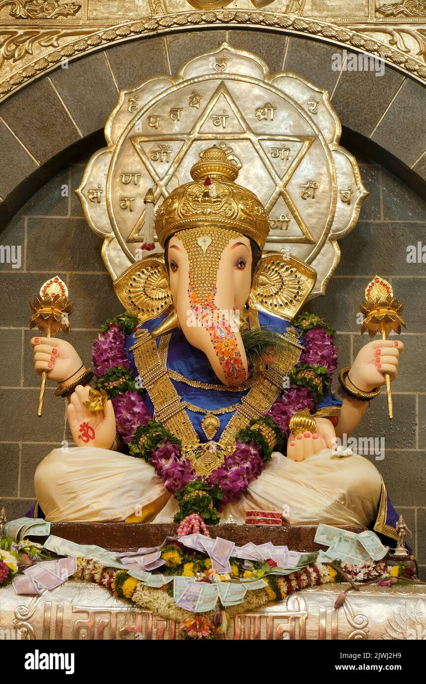 02 septembre 2022, Pune, Maharashtra, Inde, belle sculpture de Lord Ganesh appelé comme Babu genu Ganapati pandal près de Mandai lieu pendant Ganesh Banque D'Images