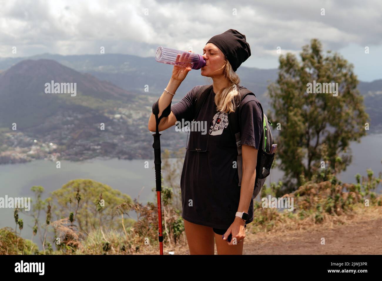 Femme de l'eau potable trekking dans les montagnes. bali Banque D'Images