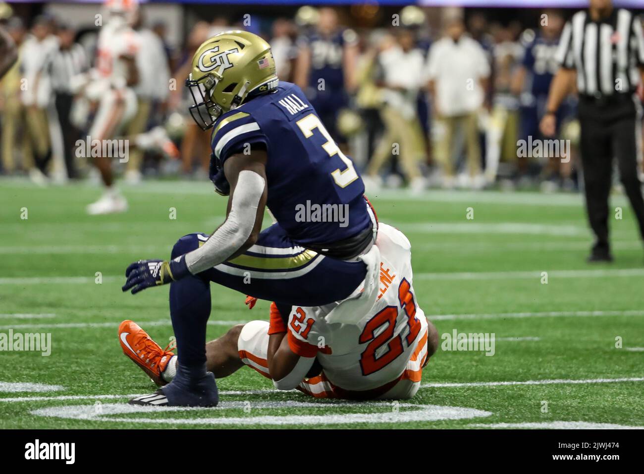 Atlanta, GA - 05 SEPTEMBRE : le cornerback des Clemson Tigers Malcolm Greene (21) s'attaque aux manteaux jaunes Georgia Tech Running Back Hassan Hall (3) lors du match de lancement Chick-fil-A entre Clemson vs Georgia Tech le lundi 5 septembre 2022 à Atlanta, GA. (Jevone Moore/image du sport) Banque D'Images