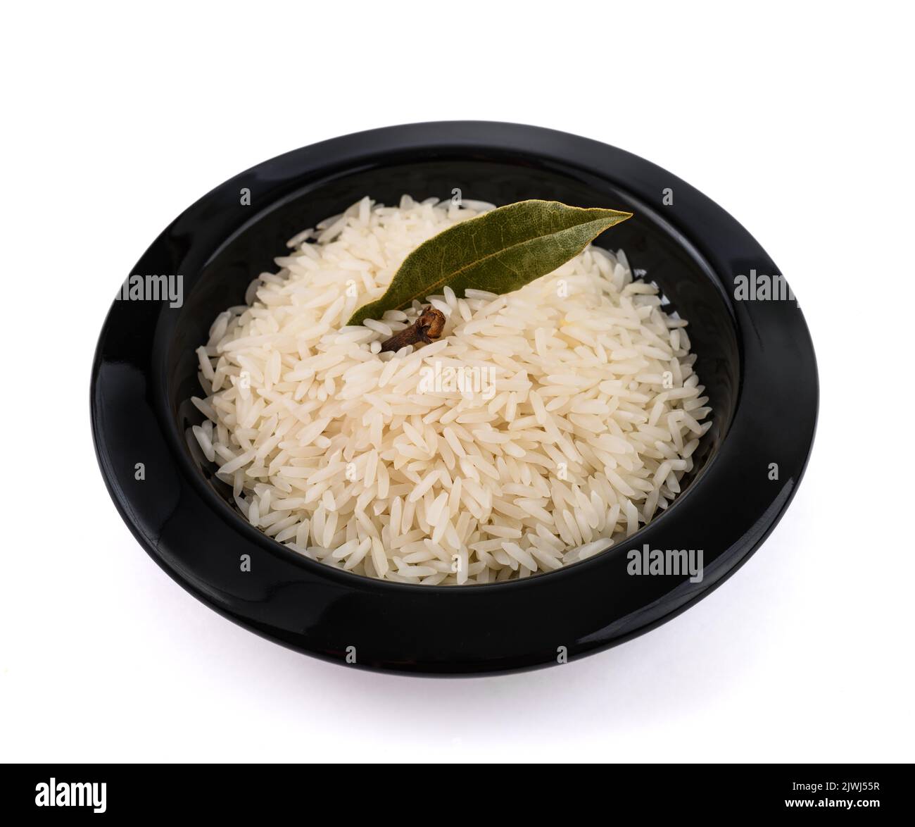 Riz Basmati dans un plat isolé sur fond blanc. Banque D'Images