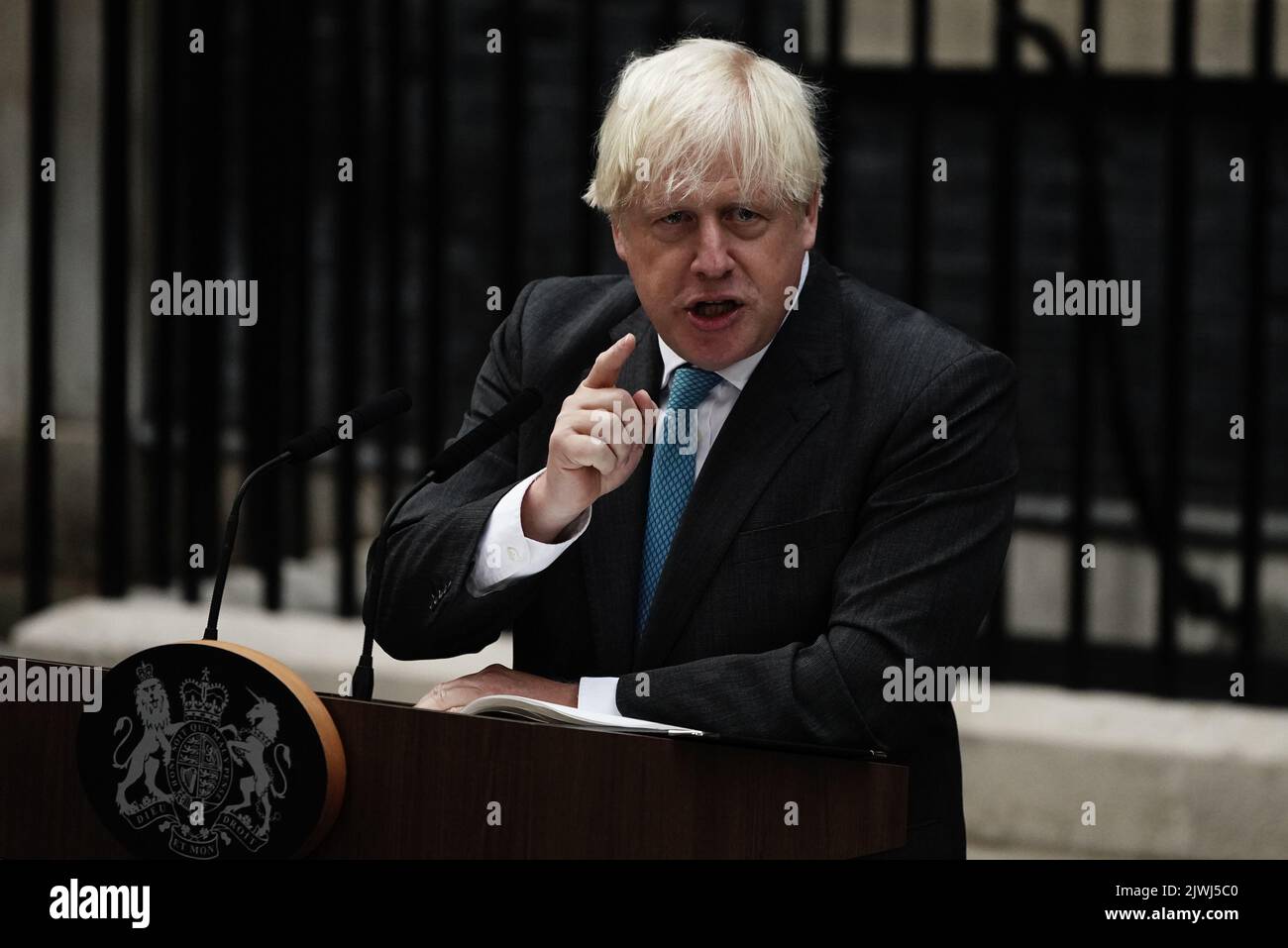 Le Premier ministre sortant Boris Johnson prononce un discours à l’extérieur du 10 Downing Street, Londres, avant de partir pour Balmoral pour un public avec la reine Elizabeth II pour démissionner officiellement du poste de Premier ministre. Date de la photo: Mardi 6 septembre 2022. Banque D'Images