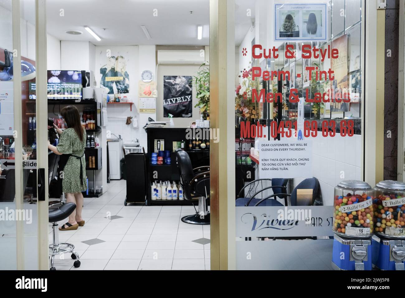 Un coiffeur vietnamien dans un salon de Cabramatta - Sydney, Australie Banque D'Images