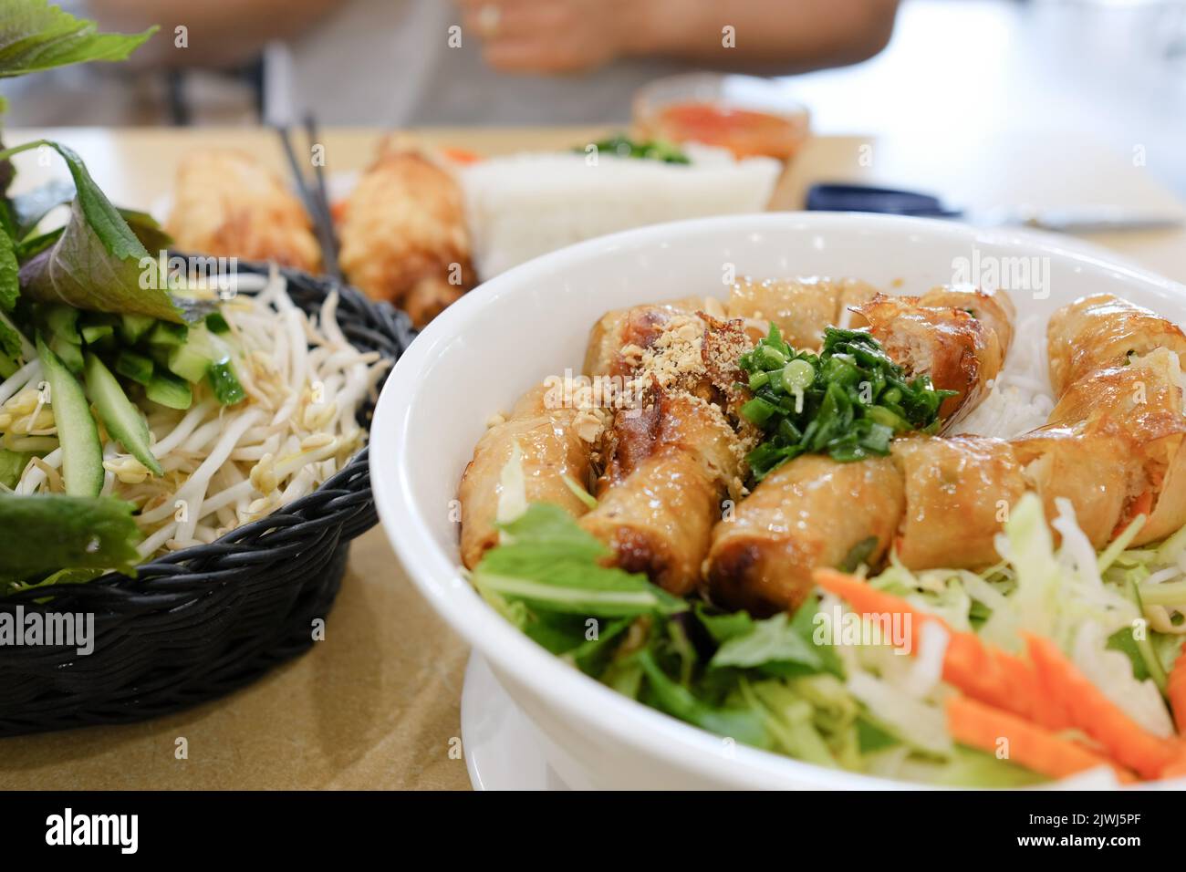 Bún Chả avec rouleaux de printemps et Chả Tôm (crevettes de canne à sucre) avec papier de riz au Phu Quoc, un restaurant vietnamien à Cabramatta — Sydney, Australie Banque D'Images