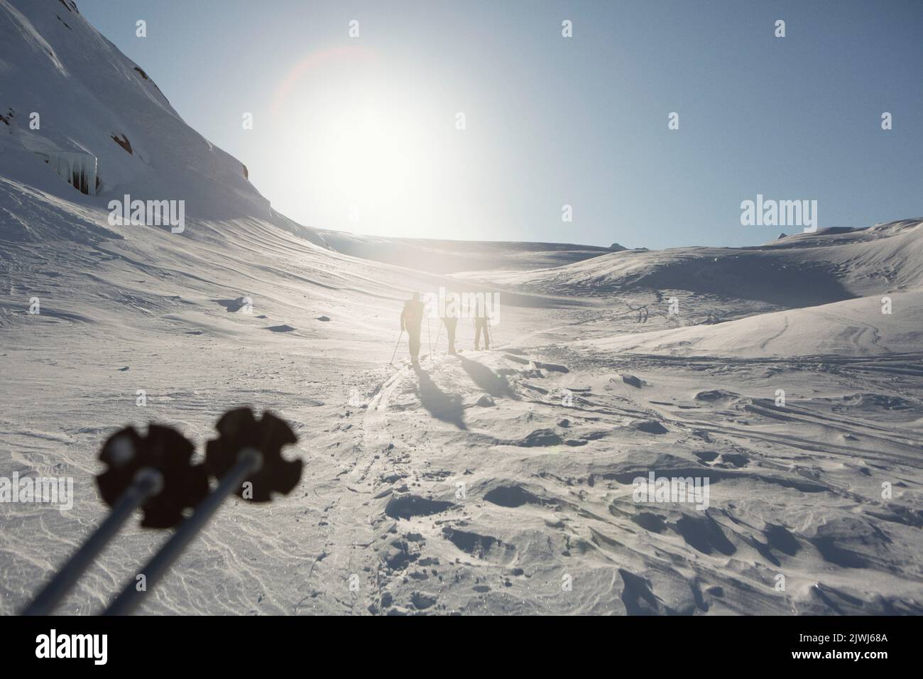 POV silhouetted alpinistes sur la montagne ensoleillée et enneigée, Selkirk Mountains, Canada Banque D'Images