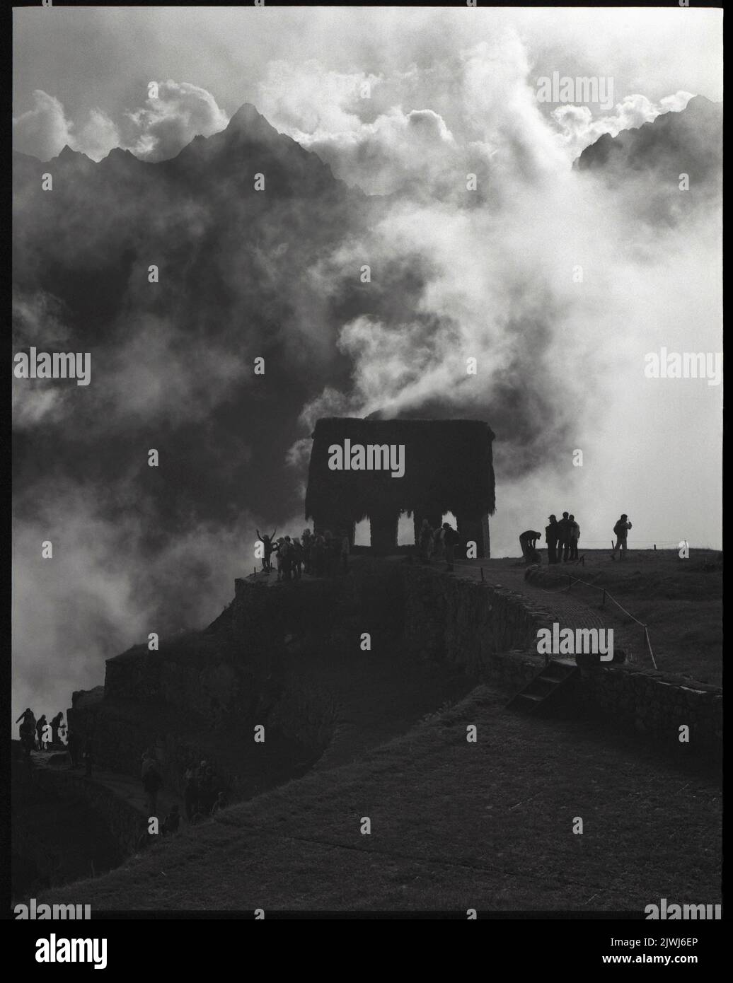 Silhoueté ruines et touristes sur le sommet de la montagne, Machu Picchu, Pérou Banque D'Images