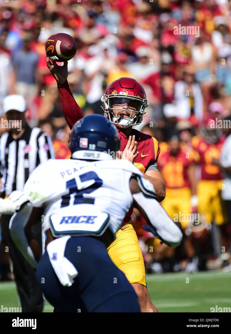 Los Angeles, Californie. 3rd septembre 2022. USC Trojans Quarterback dans son premier match en tant que membre de l'équipe de football des Trojans (13) Caleb Williams en action pendant le premier trimestre, au NCAA football jeu entre les Trojans USC et les Rice Owls au Coliseum à Los Angeles, Californie. (Photographe complet absolu et crédit d'entreprise : Jose Marin/MarinMedia.org/Cal Sport Media (Network Television, veuillez contacter votre représentant commercial pour l'utilisation de la télévision). (L'utilisation de la télévision doit brûler « MarinMedia » dans le coin supérieur droit de l'écran pour l'utiliser sur la télévision). Crédit : csm/Alay Live News Banque D'Images