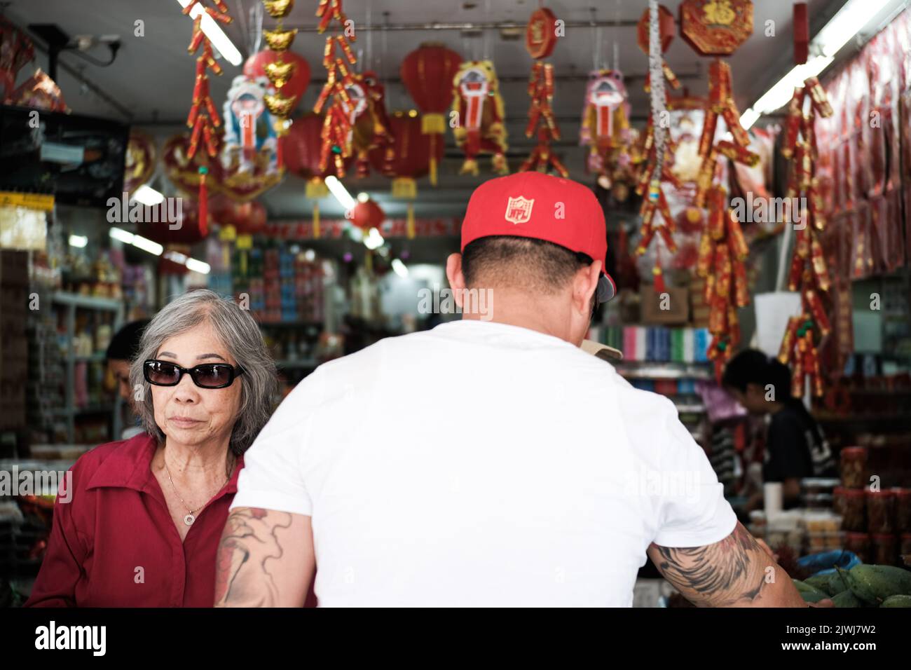 Décorations du nouvel an lunaire (pétards et lanternes rouges) à vendre à un épicier asiatique de Cabramatta — Sydney, Australie Banque D'Images