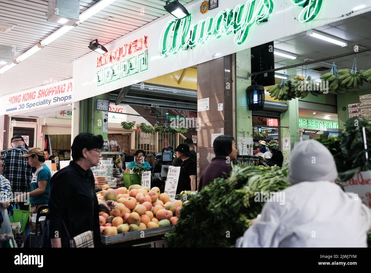 Épicier vietnamien vendant des fruits et légumes frais dans une salle de shopping à Cabramatta — Sydney, Australie Banque D'Images