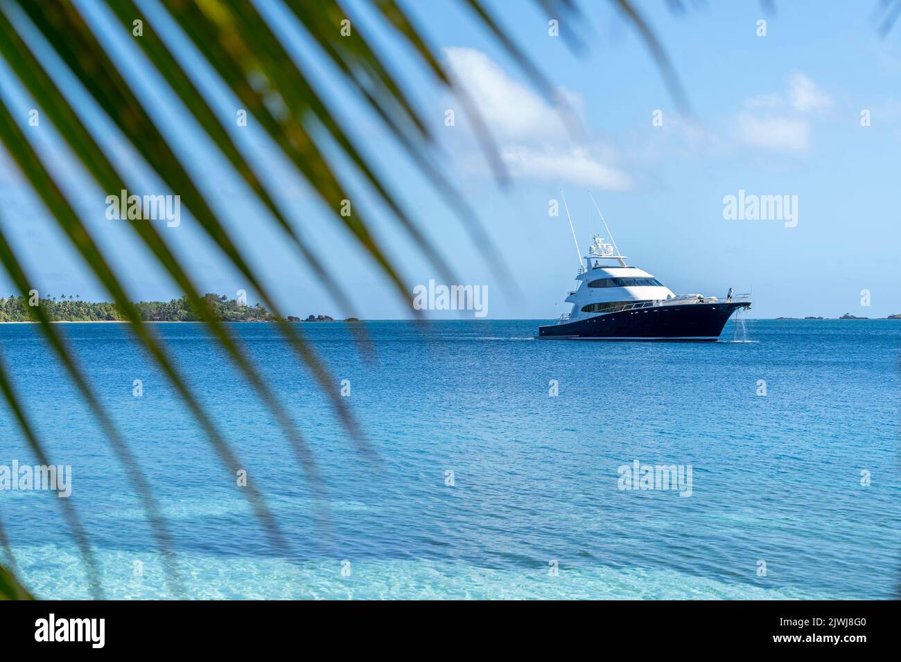 Yacht et croiseurs ancrés au Blue Lagoon au large de l'île de Nanuya, Yasawa Group, Fidji Banque D'Images