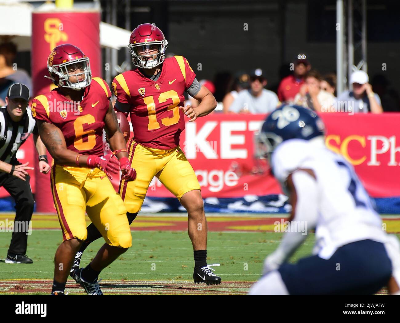 3 septembre 2022 Los Angeles, CA.USC Trojans Quarterback dans son premier match en tant que membre de l'équipe de football de Trojans (13) Caleb Williams, Et de retour (6) Austin Jones en action pendant le premier trimestre, au NCAA football jeu entre les chevaux de Troie USC et les Rice Owls au Coliseum à Los Angeles, Californie. (Photographe complet absolu et crédit d'entreprise : Jose Marin/MarinMedia.org/Cal Sport Media (Network Television, veuillez contacter votre représentant commercial pour l'utilisation de la télévision). (L'utilisation du téléviseur doit brûler « MarinMedia » dans le coin supérieur droit de l'écran pour l'utiliser sur le Banque D'Images