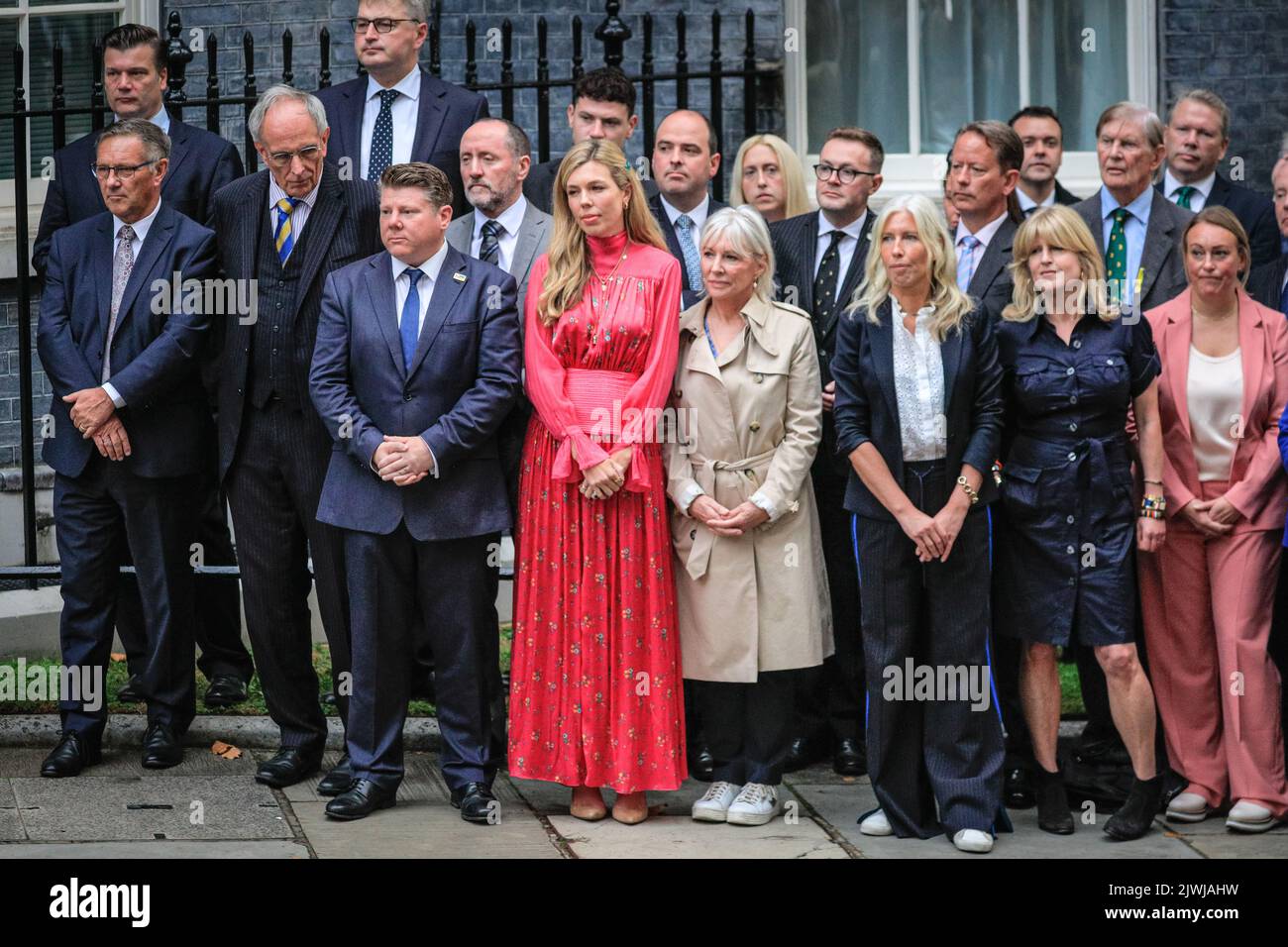 Londres, Royaume-Uni. 06th août 2022. Carrie Johnson regarde son mari, aux côtés de Nadine Dorries (à droite) et d’autres Boris Johnson, Premier ministre britannique sortant, prononcer un discours d’adieu à l’extérieur du 10 Downing Street à Westminster le dernier matin de son mandat, Ensuite, remercie son personnel, ses collègues et sa femme Carrie avant de quitter Downing Street pour la dernière fois et de se rendre à Balmoral pour son audience avec la Reine. Credit: Imagetraceur/Alamy Live News Banque D'Images