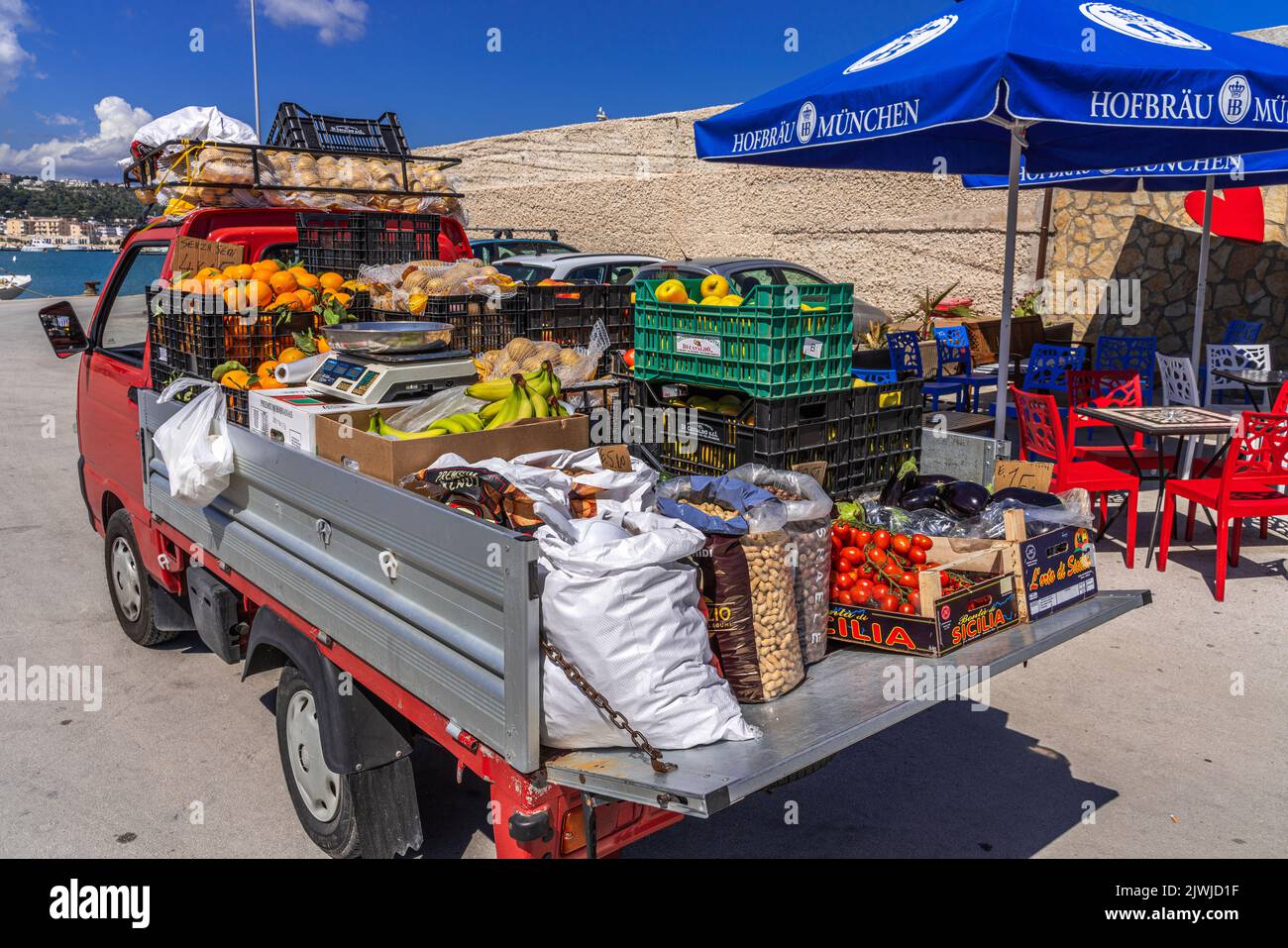 Minibus pour la vente itinérante de fruits et légumes au port de Vieste. Vieste, province de Foggia, Puglia, Italie, Europe Banque D'Images