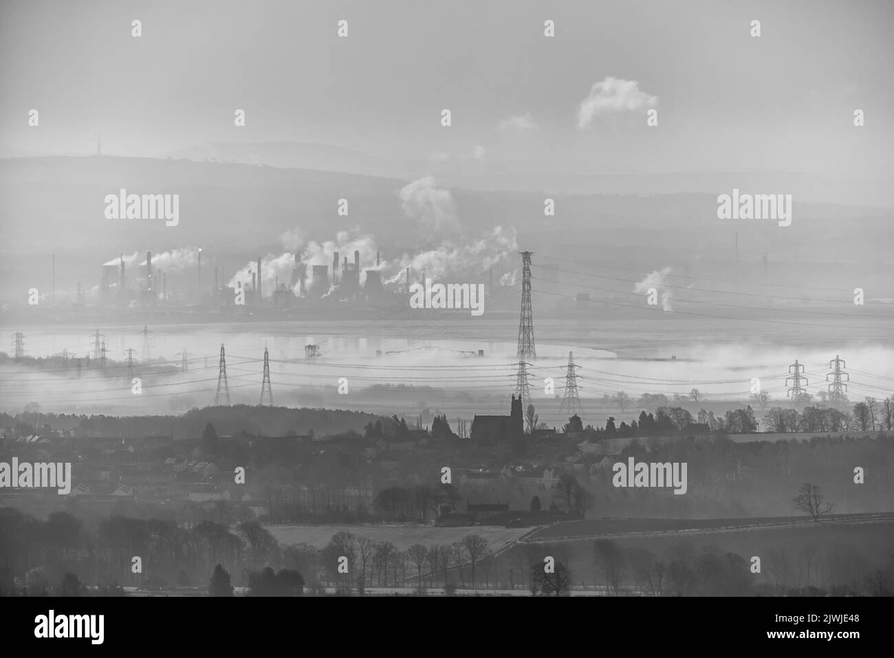 Image de B&W de la raffinerie de Grangemouth au-dessus d'une rivière Misty Forth, en Écosse Banque D'Images