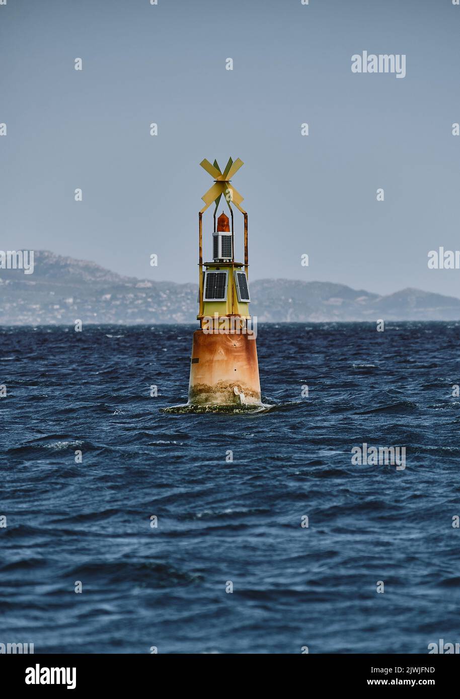 phare flottant dans une journée ensoleillée sur la côte de cagliari en sardaigne Banque D'Images