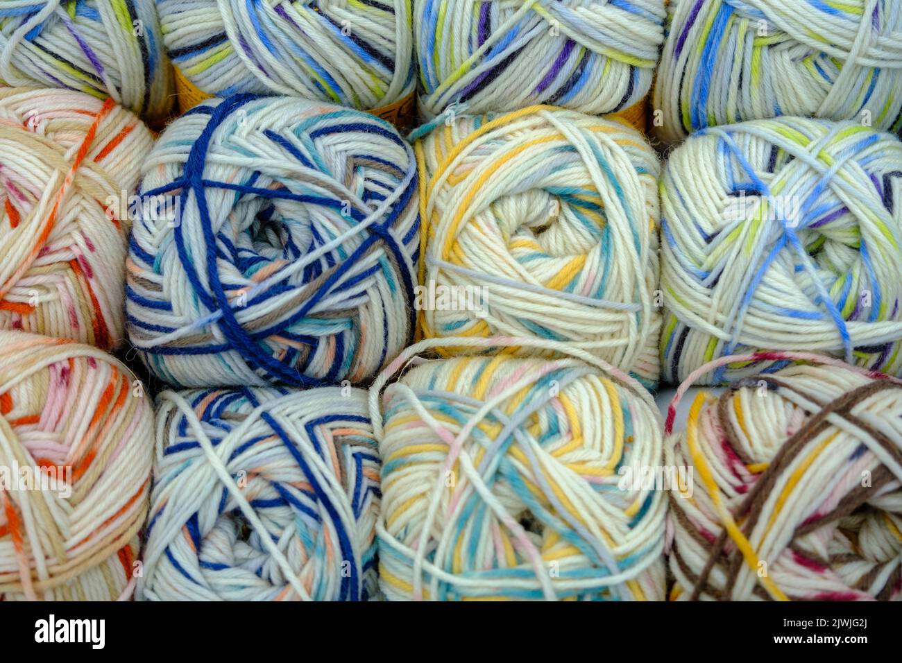 Gros plan de fils de laine multicolores dans un panier, vue du dessus Banque D'Images