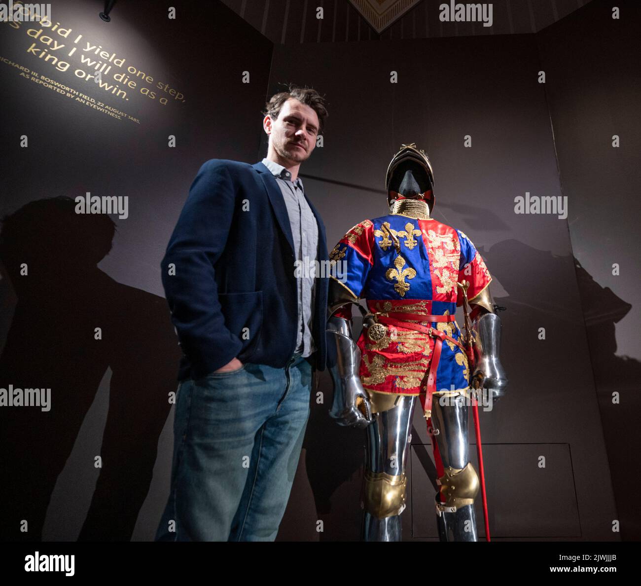 The Wallace Collection, Londres, Royaume-Uni. 6 septembre 2022. The Lost King, un nouveau long métrage de Pathé, est lancé dans les cinémas britanniques cet automne. En partenariat avec le film, la Wallace Collection organise une exposition correspondante consacrée à l'un des souverains les plus controversés de l'histoire britannique, le Roi perdu : imaginer Richard III (7 sept. 2022 – 8 janv. 2023). Image: Harry Lloyd (qui joue Richard III dans le roi perdu) avec l'armure du roi Richard III – faite par Fred Ryall, Ninya Mikhaïla et Tobias Capwell (Angleterre, 2021). Aimablement prêté par Griffin Historical LTD, Pate, Tobias Capwell et Banque D'Images