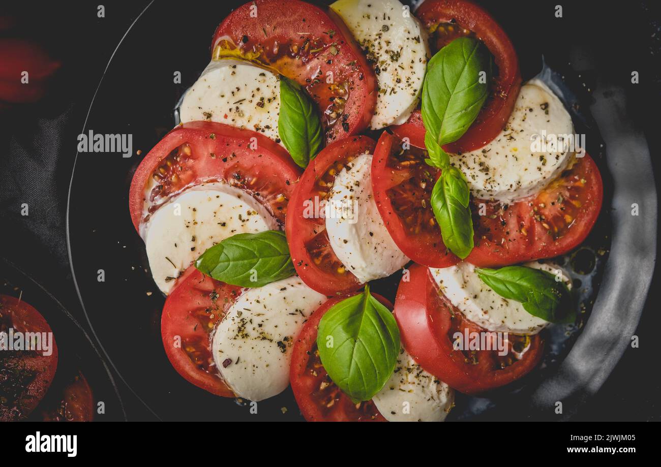Salades au burrata italien traditionnel et mozzarella avec arugula et tomates Banque D'Images