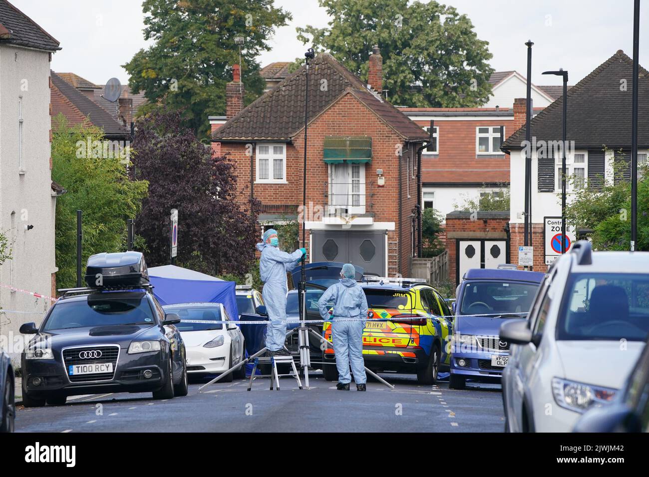 Des officiers de police judiciaire sur les lieux à Kirkstall Gardens