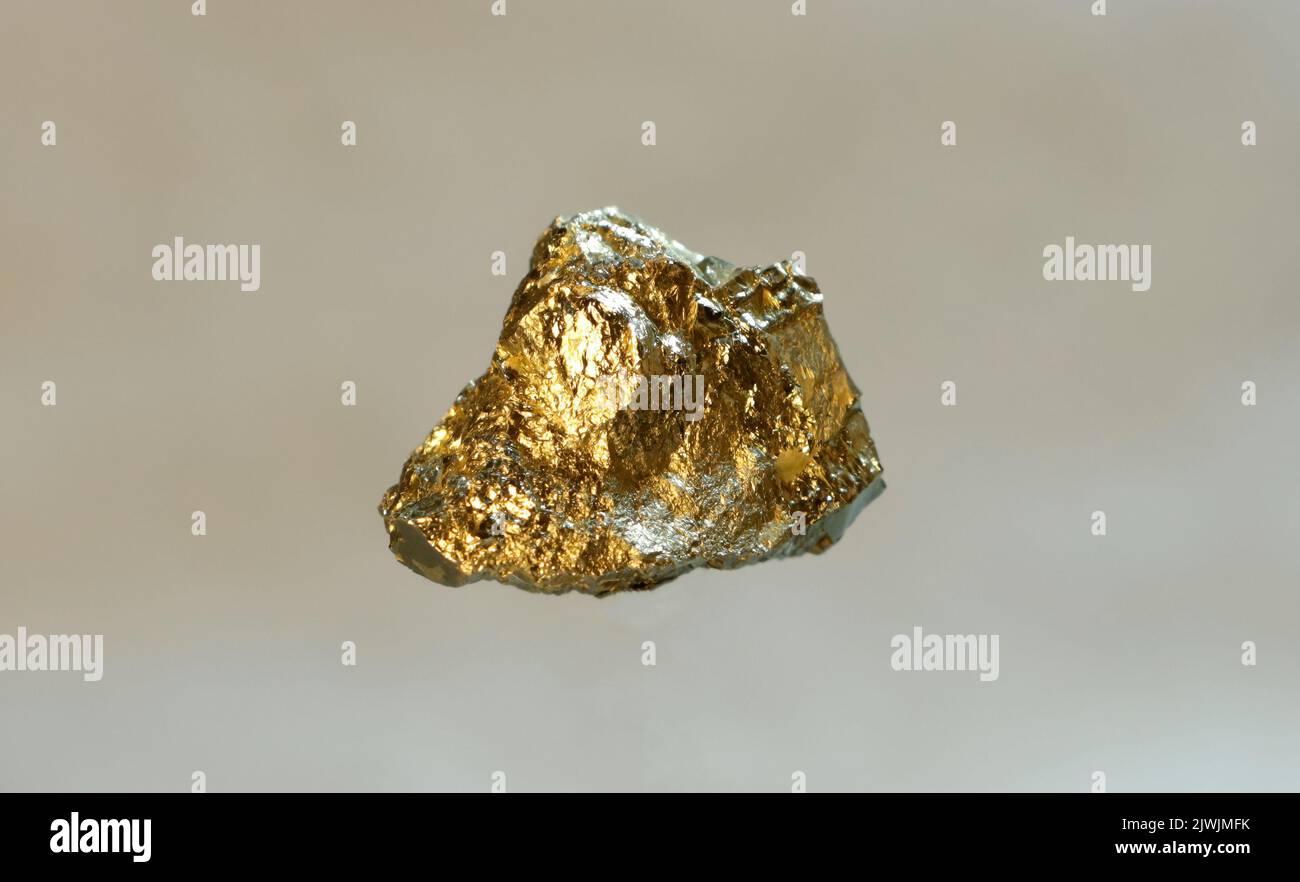 La pyrite est un minéral du groupe des sulfures dont la formule chimique est FeS2. Il est composé de soufre et de fer. Photo isolée sur fond gris Banque D'Images