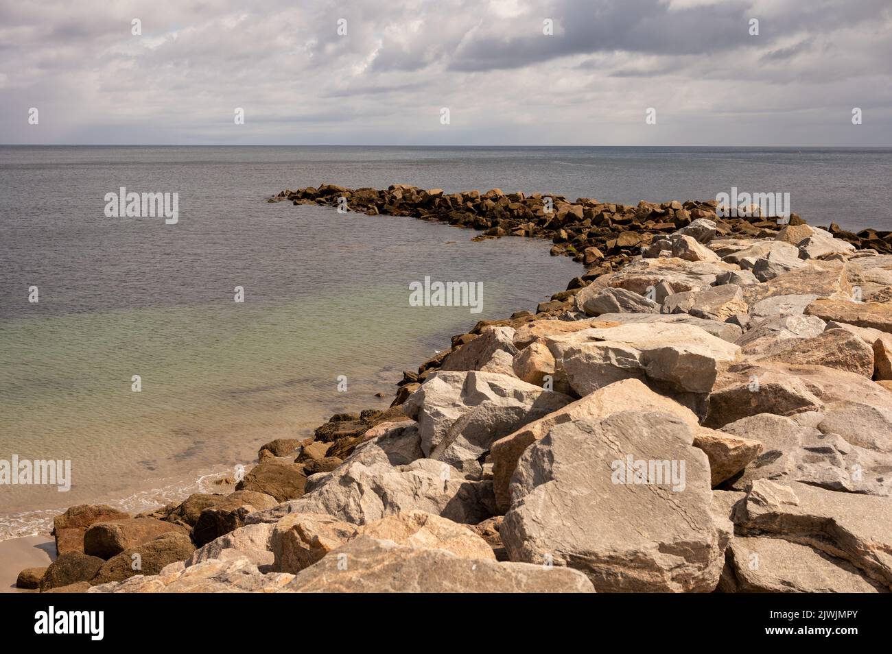 Une jetée rocheuse qui jante dans la mer Banque D'Images