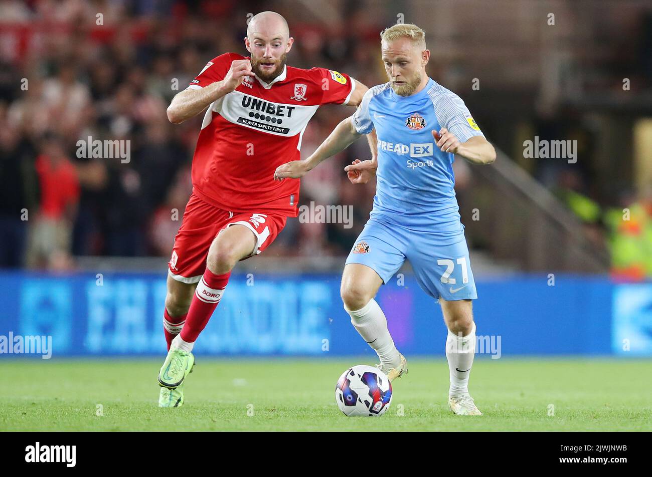 Middlesbrough, Royaume-Uni. 5th septembre 2022. Matthew Clarke de Middlesbrough (l) bataille pour le ballon avec Alex Pritchard de Sunderland (r) pendant le match du championnat Sky Bet au stade Riverside, Middlesbrough. Crédit photo à lire: Lexy Ilsley/Sportimage crédit: Sportimage/Alamy Live News Banque D'Images