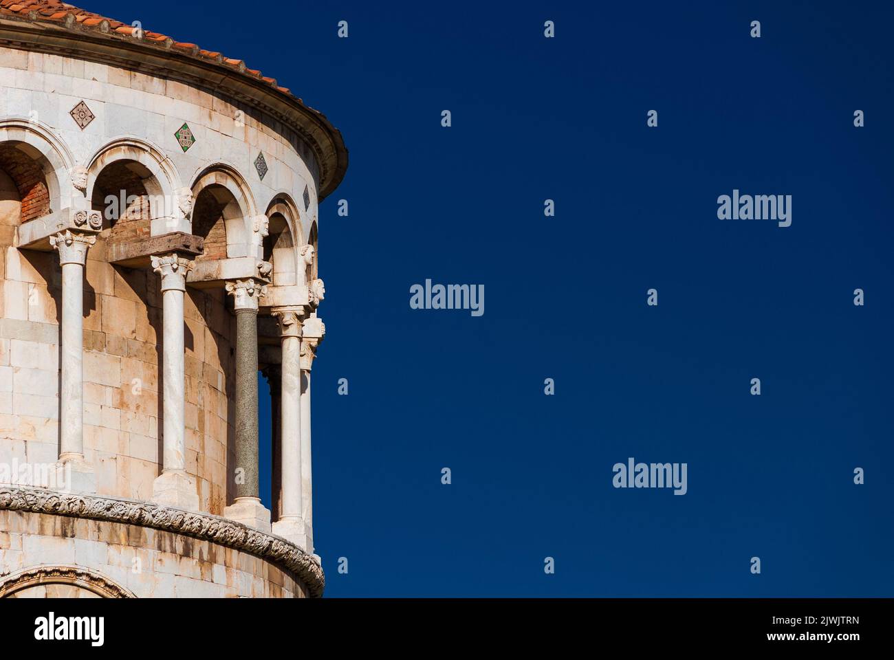 Architecture romane à Lucques. Vue sur l'abside de la cathédrale de la ville, achevée au 14th siècle (avec ciel bleu et espace de copie) Banque D'Images