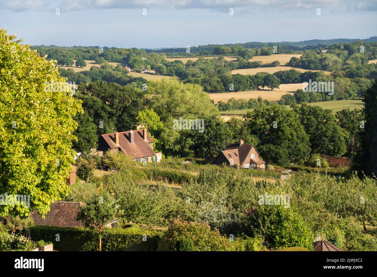 Vue sur la campagne de High Weald depuis le village de Burwash, Burwash, East Sussex, Angleterre, Royaume-Uni, Europe Banque D'Images